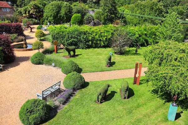 Comment disposer vos objets dans votre jardin pour créer du relief, du mouvement ou du contraste ?